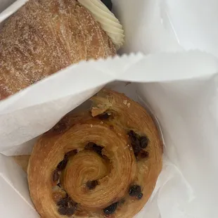 Cruffin and pastry with raisins