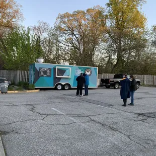 Line on a Sunday in mid-April @ 6:40 am. 7 people in front of us. Ordered at 7:10 am. There were 16 people in line by the time we left at 7: