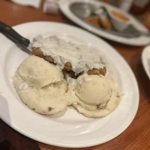 a plate of mashed potatoes and gravy