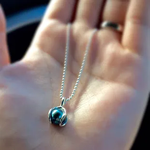 "Nest" setting with 8.4 mm black Tahitian pearl.