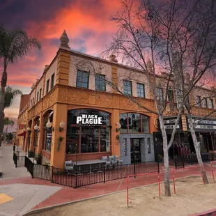 the outside of a restaurant