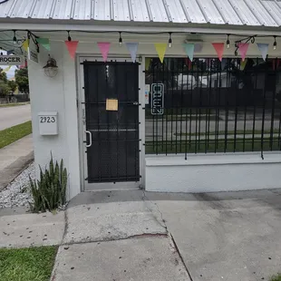 The note says please wear a mask.