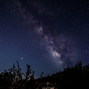 Kingston is surrounded by the Gila National Forest, far from cities, offering a night sky illuminated only by the moon and stars.