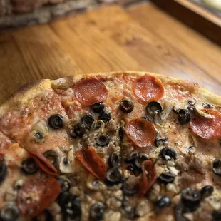 Da &apos;Mo pizza. Italian sausage, pepperoni, mushrooms, black, olives, and garlic