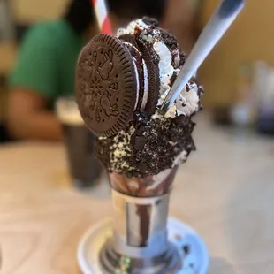 OREO COOKIES 'N CREAM shake