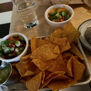 MEXICAN CHILI CON CARNE & CHIPS