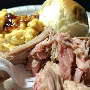 Pulled pork, mac&amp;cheese, bun plate!
