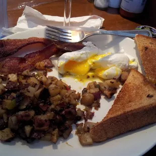 American Breakfast with poached eggs, hash browns and wheat toast.