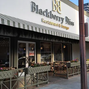 the outside of the restaurant