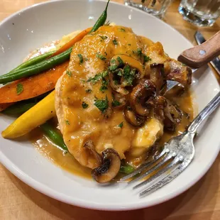 Mushroom chicken with mashed potato and (rock hard) veggies &quot;daily special &quot;