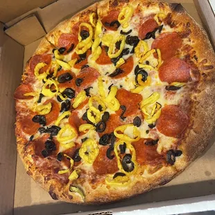 Pepperoni, banana peppers, and black olives.  Delicious!