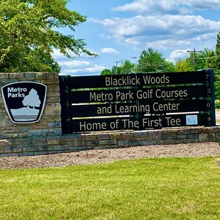Signage for golf courses entrance on Livingston Ave. similar signage for park is just 300yds farther. #UpCloseSavor XP