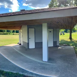 No porta potties. Nice on course bathroom and weather shelter. #UpCloseSavor XP