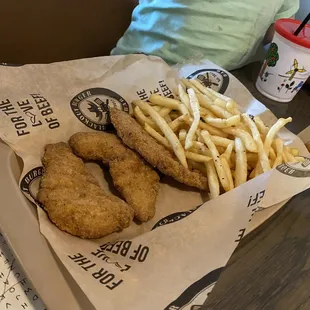 Kid&apos;s chicken strips meal