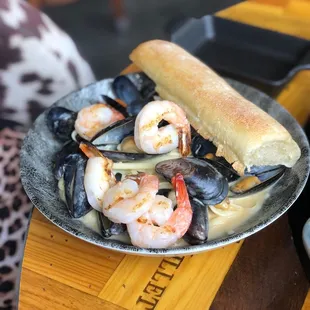Steamed Mussels with Linguini w/shrimp