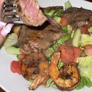 Salad with rare steak and shrimp