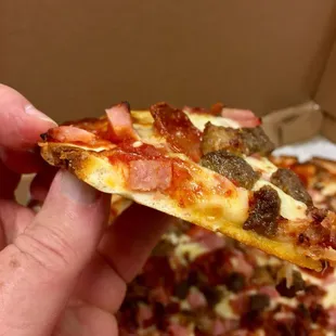 Great thin crust. Slight chew, with an edge crunch.  #UpCloseSavor XP