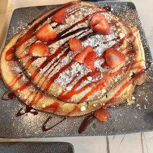 Pancakes with fresh strawberries and powdered sugar