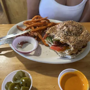 Chicken burger with sweet potato fríes