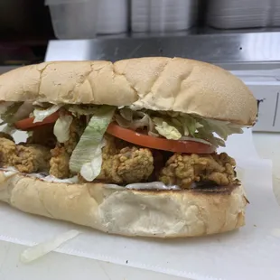 a chicken sandwich with lettuce and tomatoes