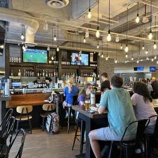 Lunch at the airport Full bar