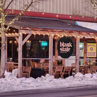 the outside of a restaurant