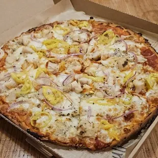 Barbecue chicken pizza with cauliflower crust