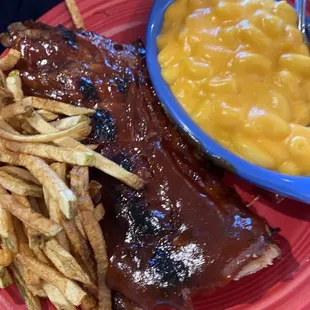 Half ribs with Mac n cheese and fries
