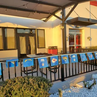 the outside of a restaurant