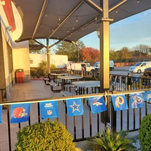 the outside of a restaurant