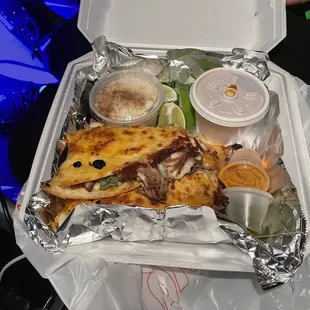 an open takeout box