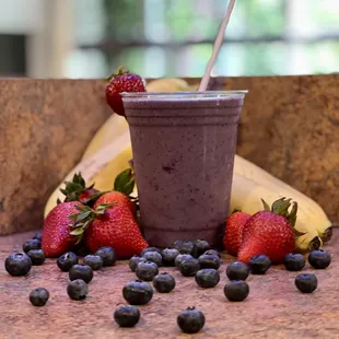 Berry Classic
Banana&apos;s, mixed berries, yogurt, and your choice of milk