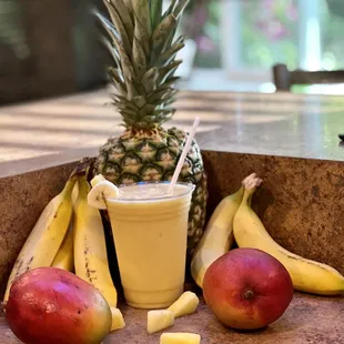 Tropical Congo
Banana, mango, and pineapple with coconut water and orange juice