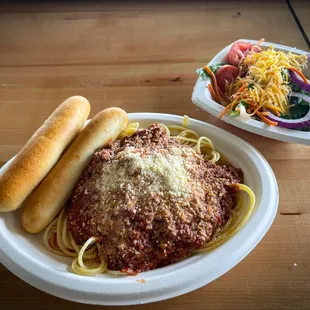 a plate of spaghetti and bread