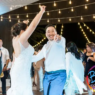 Shelbie &amp; Matt on the Seven Sycamores Dance Floor dancing to Bliss Events Group&apos;s DJ&apos;s!