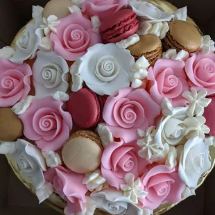 Sugar flowers and macarons!