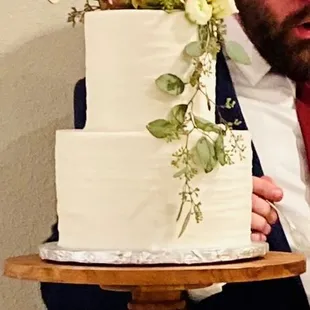 Flowers that were put on cake with original floral given and new floral was never brought for the cake.