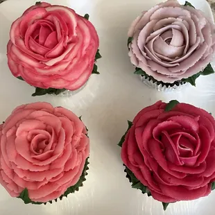 A selection of three realistic buttercream roses.
