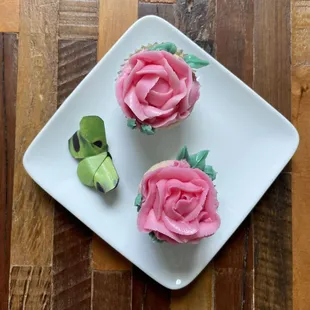 BLOOMIE cupcakes are our premium miniature cupcakes decorated with ombre colored miniature buttercream roses.