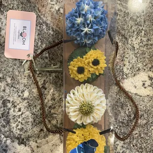 A pop of blue hydrangea makes this fall 4-pack extra stunning.