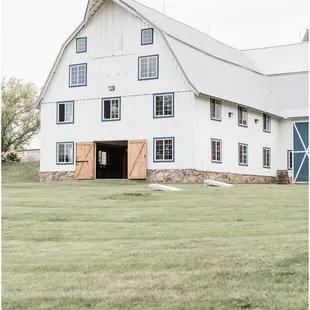 Bloom Lake Barn Wedding Venue