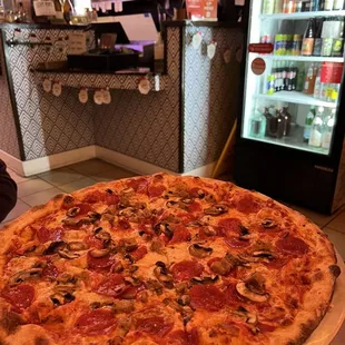 New York pizza pie $26 (large - 8 slices)