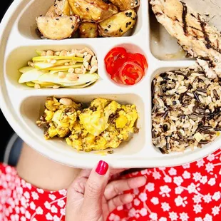 Prettiest plate! Grilled chicken, curried cauliflower, bloom grain, Japanese sweet potatoes and apple salad! With peppers!