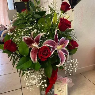 Red roses with lily's