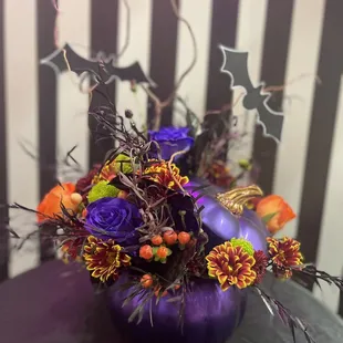 The cutest floral shop in town! Staff is amazingly sweet and friendly. I picked up this beautiful Halloween floral arrangement!