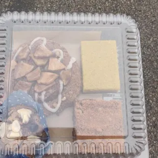 Apple Pie Danish Yum! Banana muffin Yumm!! Apple Pie Bar YUMMMM!!! Lemon Bar YUUUMMMMMM!!!!!