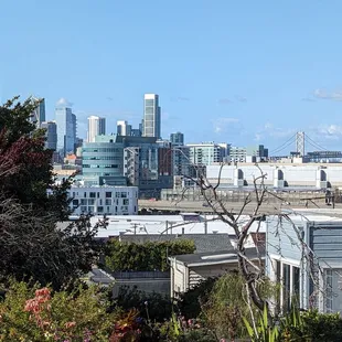View from the back patio, Salesforce, Bay bridge, Oracle Giants park lights. Full size pool table and quaint enclosed photo booth.