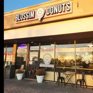 the outside of a restaurant