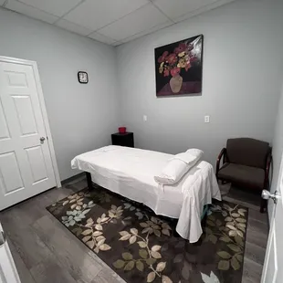 A clean lovely single room is here at Blossom Spa for you. Now it&apos;s tme to treat your body right by caring for it.