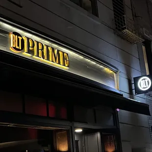 the front of a restaurant at night